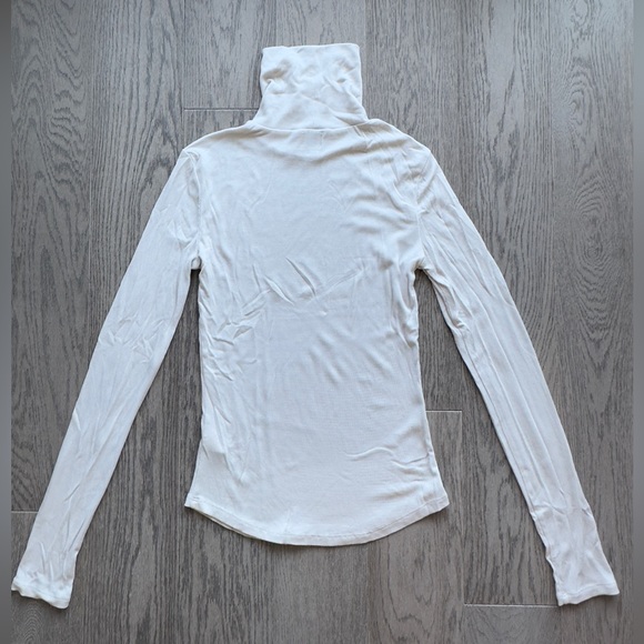 Aritzia Sunday Best - Turtleneck - Picture 2 of 4